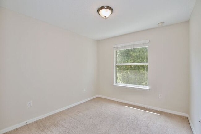 Building Photo - Stylish 3/2.5 Townhome with Open Floor Pla...
