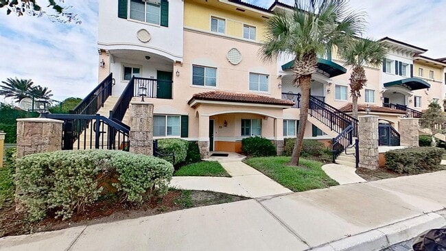 Primary Photo - Beautiful Townhouse Style Apartment availa...