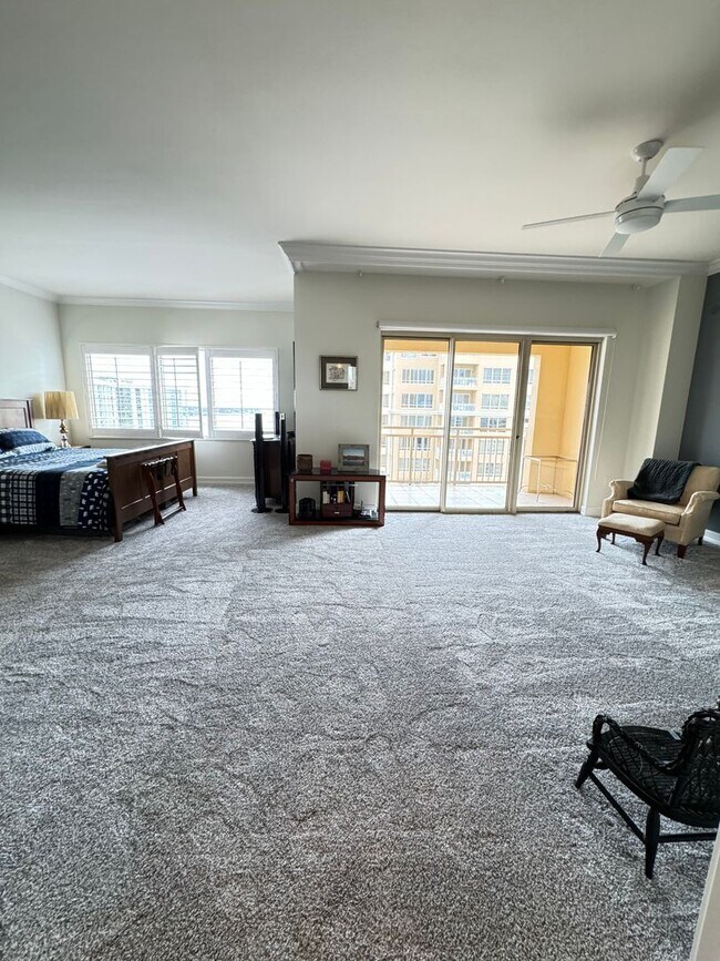 Building Photo - Seasonal/short term 3/2 renovated Ritz Carlton beauty with long water views