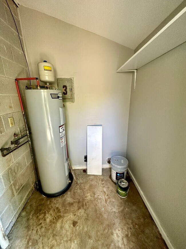 Building Photo - LARUAW 1103