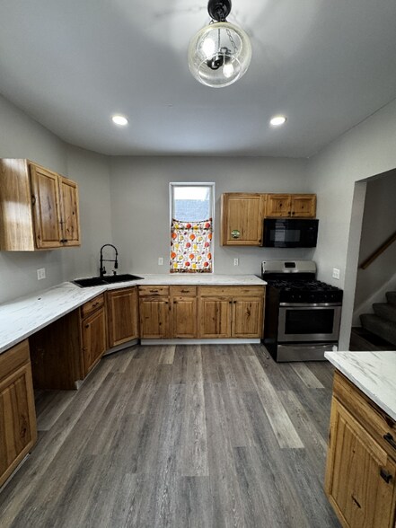 Building Photo - 53 N Oakley Ave