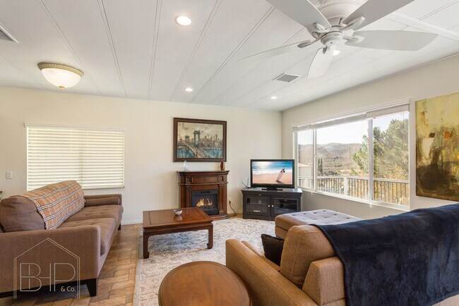 Building Photo - 55+ Senior Community~ 2 bed/2 bath with Am...