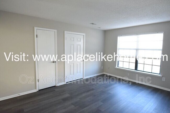 Building Photo - 912 S Edgebrook Ln