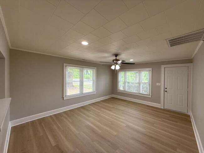 Building Photo - T.R. Lawing Realty Property