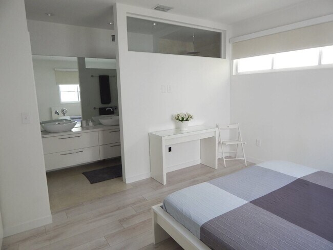 Building Photo - Exquisite 2/2 condo in Art Deco style building