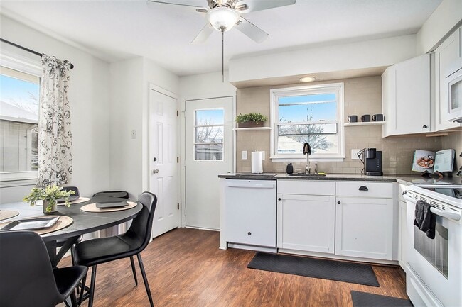 Building Photo - 3-Bed, 1.5-Bath huge duplex in Blue Springs!