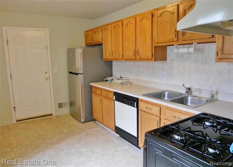 Building Photo - 5499 Seabreeze Ln