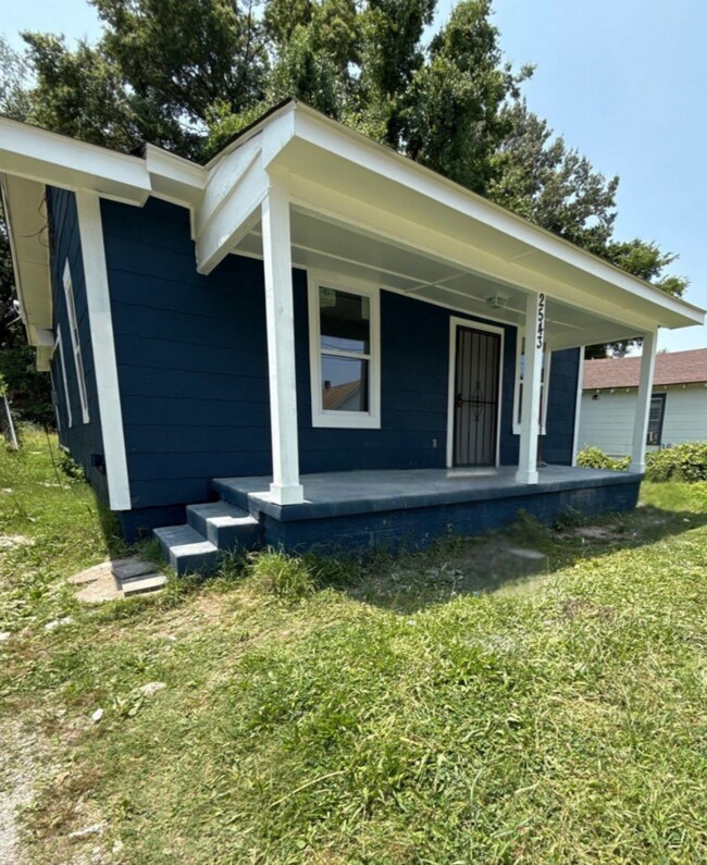 Building Photo - 2543 Pershing Ave