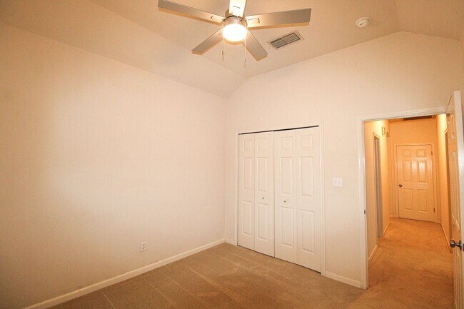 Building Photo - 34 Silverhorn Dr