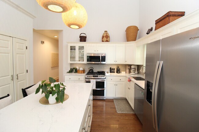 Building Photo - 1401 NE Dysart Woods Ln