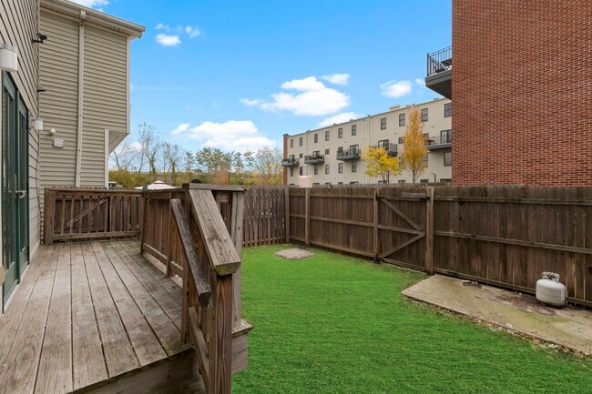 Building Photo - 443 Whiton St