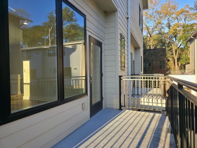 Building Photo - FOR RENT 3 bed, 3.5 bath, 3 level brand new condo