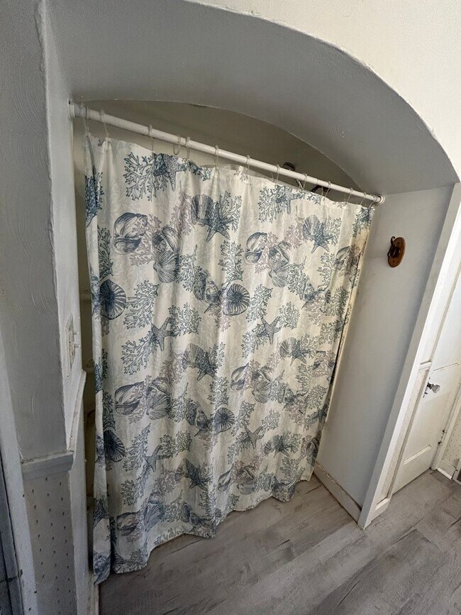 Building Photo - 3 BR/1.5 BA