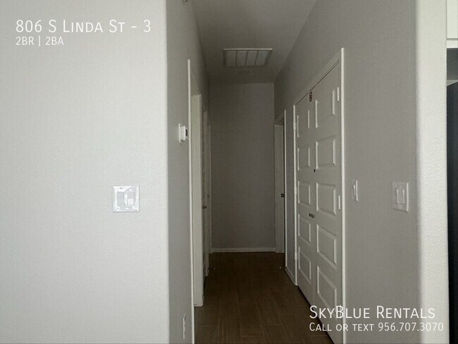 Building Photo - 806 S Linda St