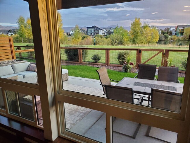 Building Photo - Stunning Fully Furnished Townhome with Lake Views