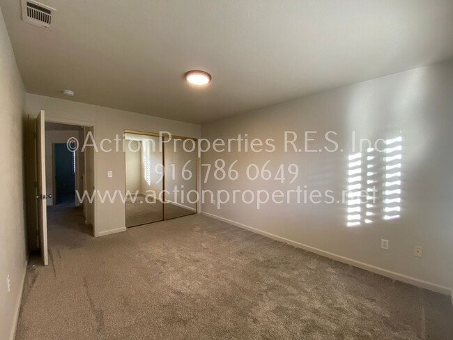 Building Photo - Greenbelt Views - 3 Bed, 2.5 Bath - Privat...