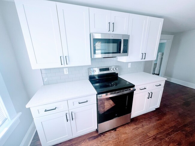 Building Photo - 3 Bed | 2 Bath | 1+ Acre | 2-Car Garage | ...
