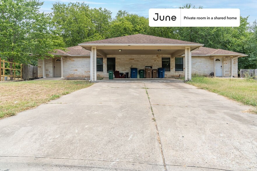 Building Photo - Private bedroom in 3 bed/2 bath Home