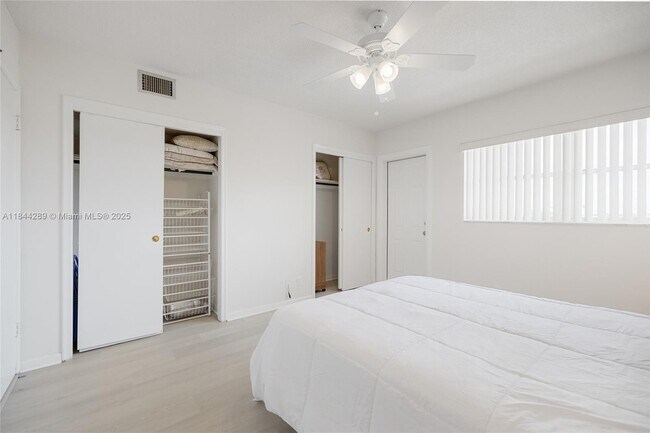 Building Photo - 2880 NE 33rd Ct