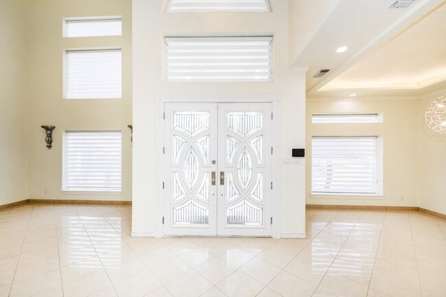 Building Photo - 314 Bordeaux Dr