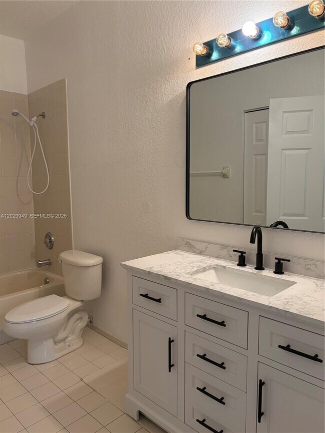 Building Photo - 8835 S Isles Cir