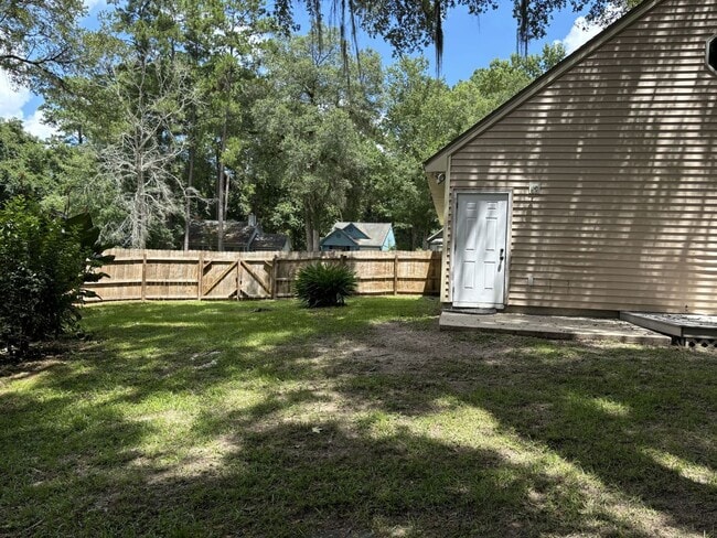 Building Photo - Charming 3/2 Home with Pet-Friendly Yard &...