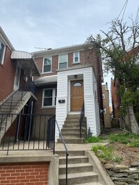 Building Photo - *Beautifully Updated 2BD/1BA Rowhouse for ...