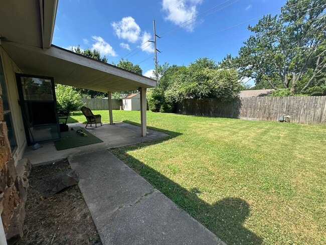 Building Photo - Large single story 4 bedroom