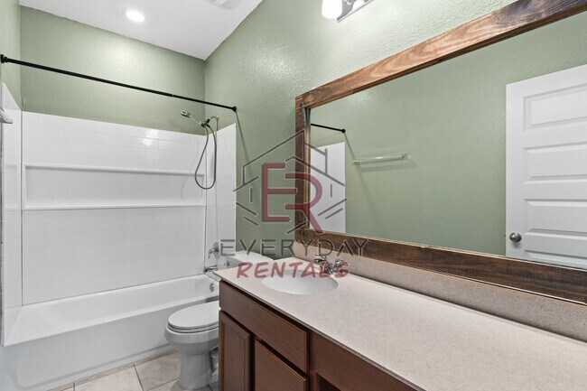 Building Photo - Large 3 bedroom close to I-35 in Belton