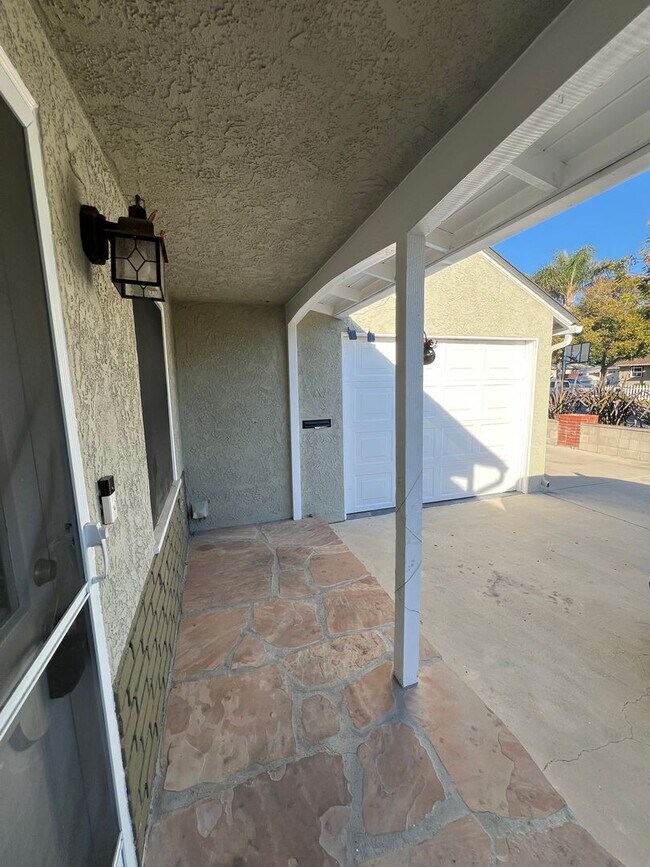 Building Photo - Mid Town Adorable Home!