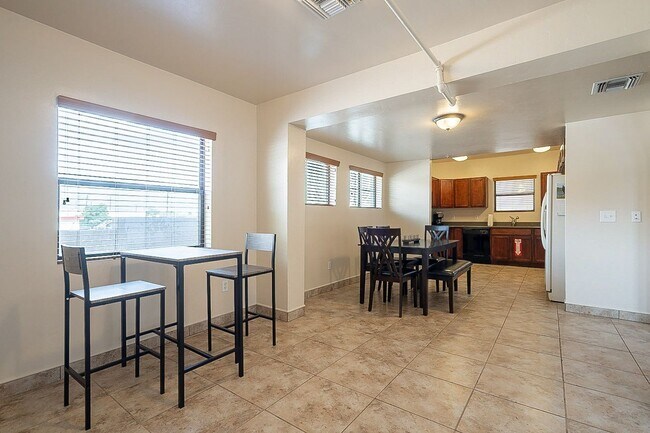 Building Photo - 928 E 6th St