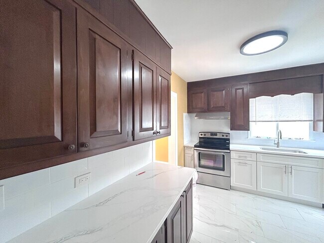 Building Photo - 11 Earle St