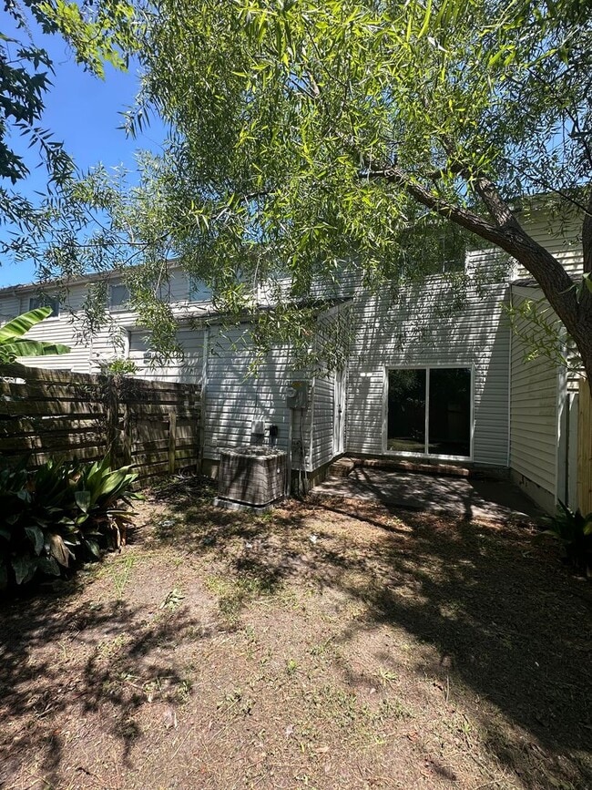 Building Photo - 606 Myrtlewood Cir