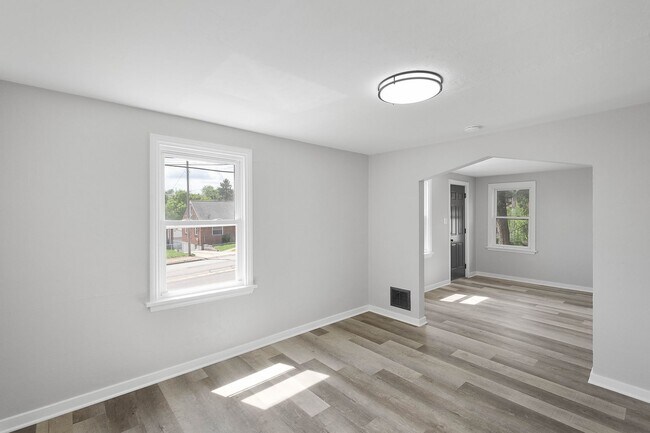 Building Photo - Charming 2 bedroom home in Versailles available August 1!