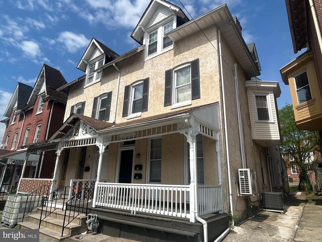 Building Photo - 127 Haws Ave