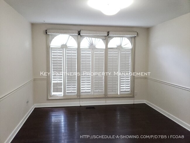 Building Photo - 8620 W 117th - SPACIOUS and Updated!