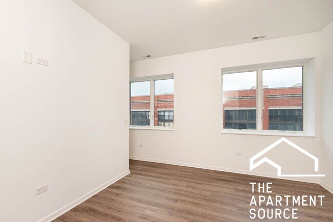 Building Photo - South Loop 3 bed 2 bath -- Updated Kitchen, LARGEST Floorplan in the building
