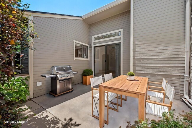 Building Photo - Beautiful 2 Bed, 2 Bath Townhome | Vaulted Ceilings, Private Courtyard & Fireplace