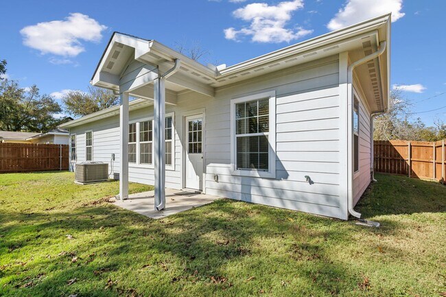 Building Photo - Classic in Cleburne