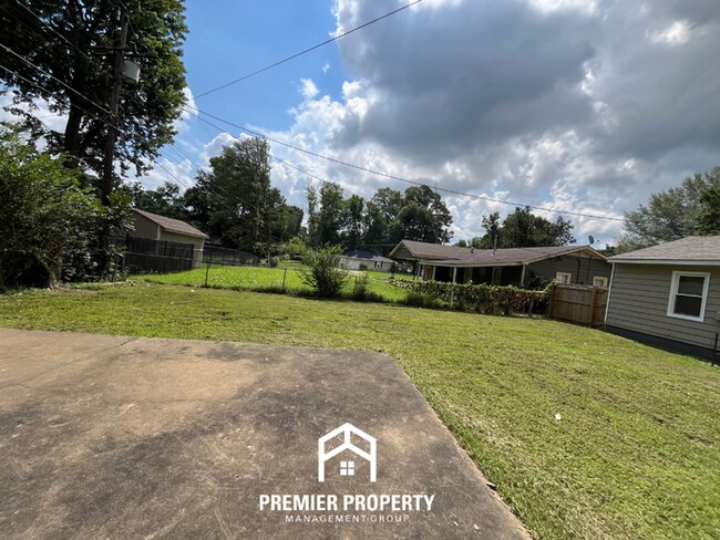 Building Photo - Charming 3BR/1BA Memphis Rental with Hardwood Floors & Open Kitchen!