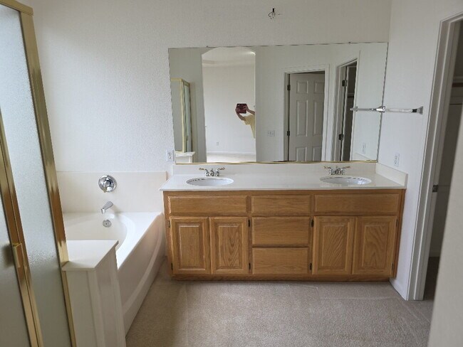Building Photo - Beautiful house for rent in Folsom 4 bd 3 bath 1920 sq feet