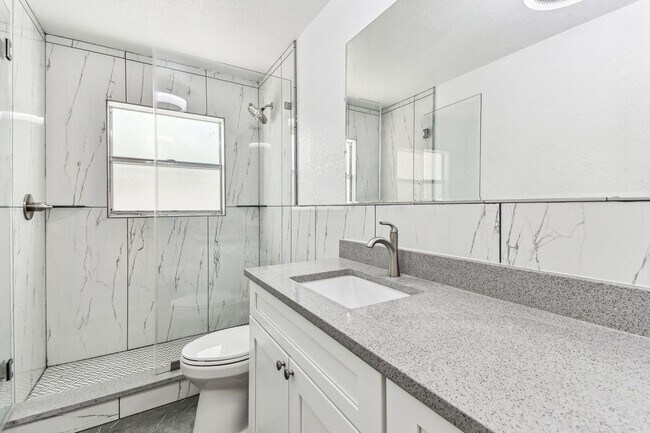 Building Photo - 610 Bosphorous Ave