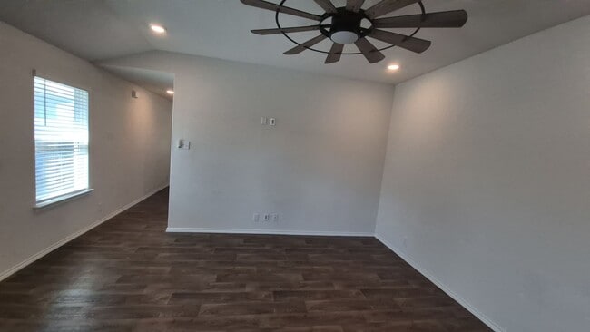 Building Photo - 345 Middle Grn Lp