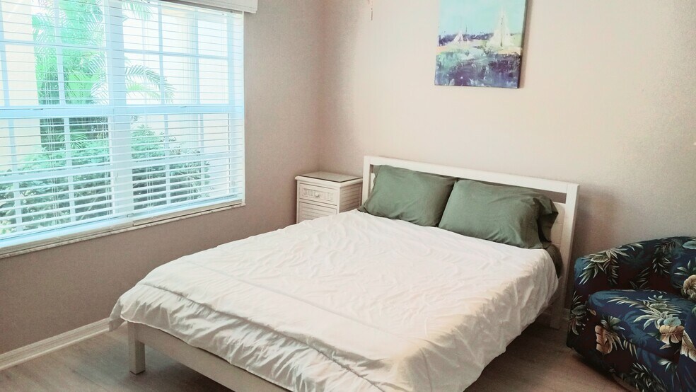 Secondary Bedroom - 821 Montrose Dr