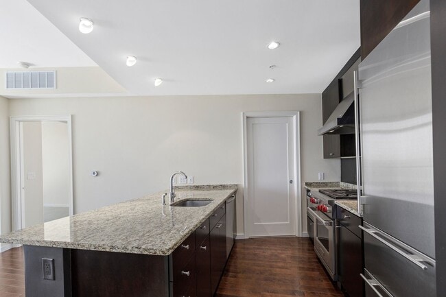Building Photo - 10 Terminus Luxury 2 Bedroom Condo in Hear...