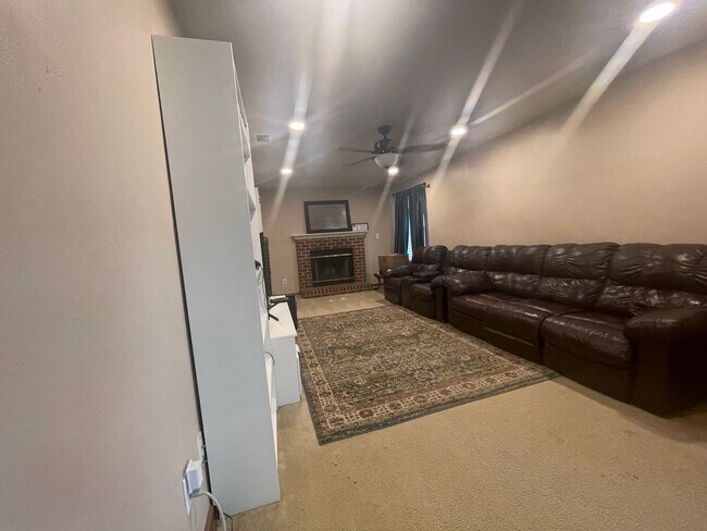 Building Photo - BEAUTIFUL 4 BED / 2.5 BATH SF IN COVENTRY