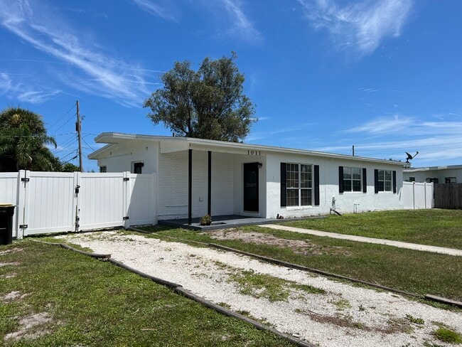 Building Photo - 1011 Bianca Dr NE