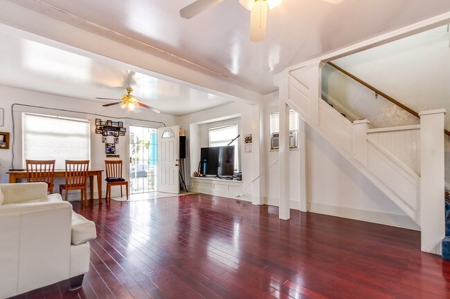 Building Photo - 201 E Eagle St