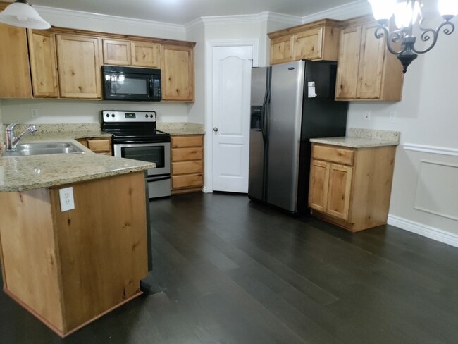 Building Photo - Gorgeous 3 BD, 2BTH Ground Floor Condo For...