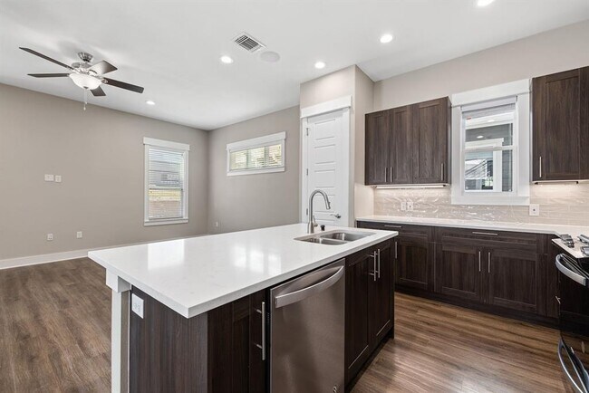 Building Photo - 1706 Cedar Bend Dr